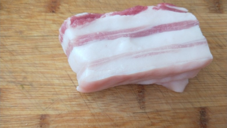 新文美食 五花肉炒蛇豆,<a style='color:red;display:inline-block;' href='/shicai/ 428'>五花肉</a>去皮洗干净。