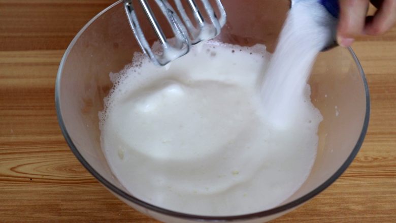 菠菜蛋糕卷,倒入剩下1/3的白砂糖
tips:第三次加糖