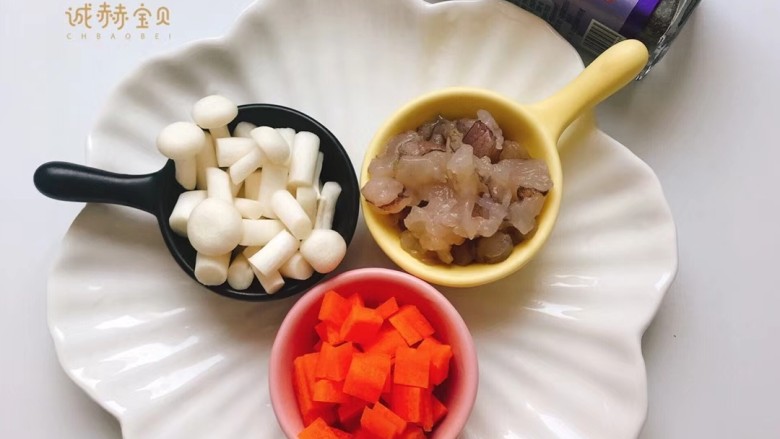 黄瓜船,胡萝卜切丁,虾切丁,海鲜菇切断