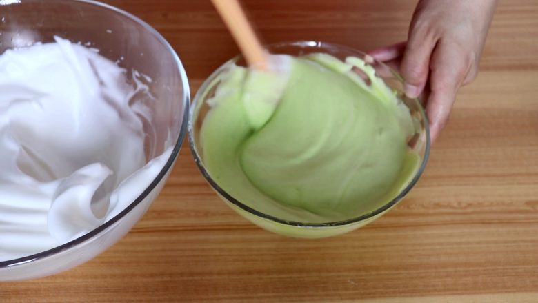 菠菜蛋糕卷,翻拌均匀
tips:此步骤一定要翻拌手法(画J的方式),也可以画井字,Z字,千万别画圈搅拌,消泡的话,蛋糕的效果会很差