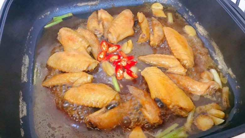 啤酒鸡翅,煮至汤汁浓稠,关火,放入小米椒即可。