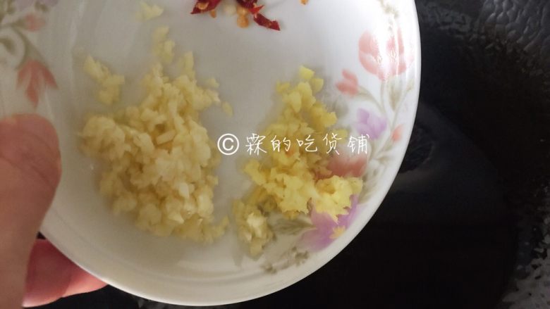 麻婆豆腐,起油锅，把姜蒜末和辣椒末倒入