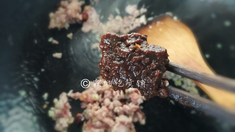 麻婆豆腐,<a style='color:red;display:inline-block;' href='/shicai/ 705'>豆瓣酱</a>差不多一汤匙的量，放入一起煸炒