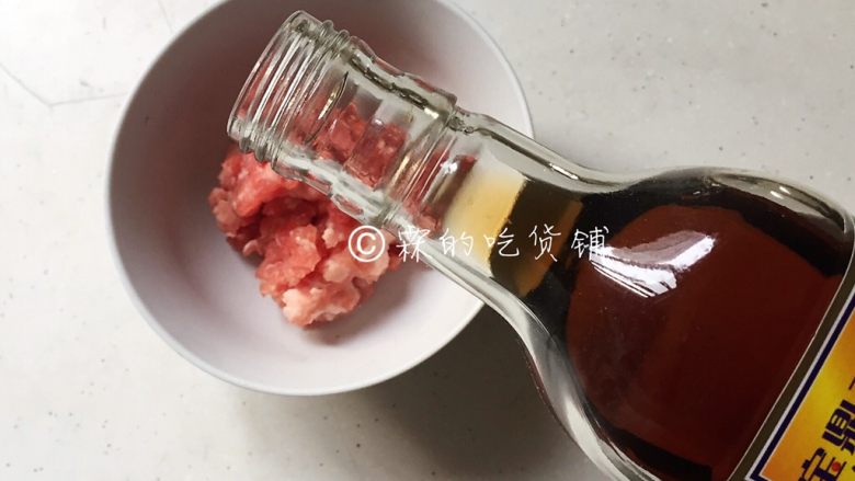 麻婆豆腐,<a style='color:red;display:inline-block;' href='/shicai/ 10695'>肉糜</a>加<a style='color:red;display:inline-block;' href='/shicai/ 718'>料酒</a>先腌制一下