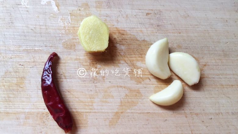 麻婆豆腐,准备好葱<a style='color:red;display:inline-block;' href='/shicai/ 37'>姜</a>蒜和干辣椒