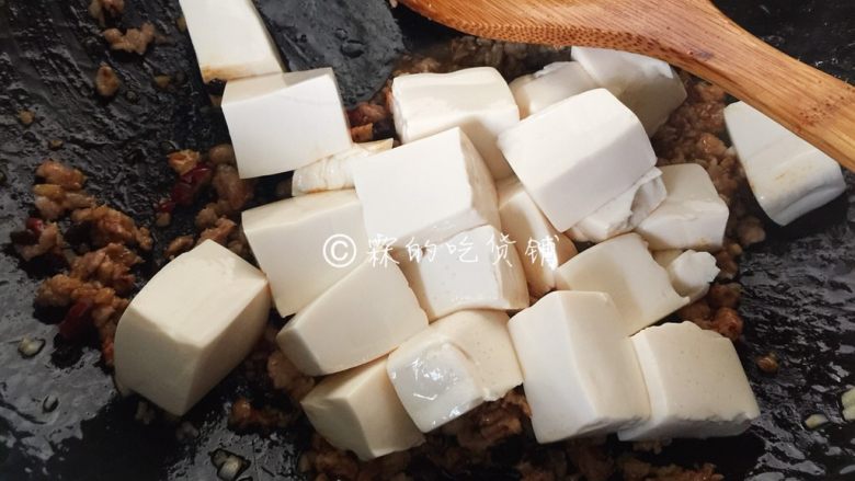 麻婆豆腐,随后把汆过水的豆腐沥干水分后倒入