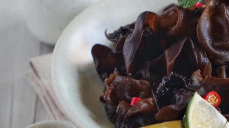 承味黑乌龙酸辣木耳,暗黑料理系统中浓墨重彩的一笔, 然后等待木耳进行泡发就好了,泡发的时间大概20分钟左右,这个时候加入辣椒圈,拌一拌就好了。
