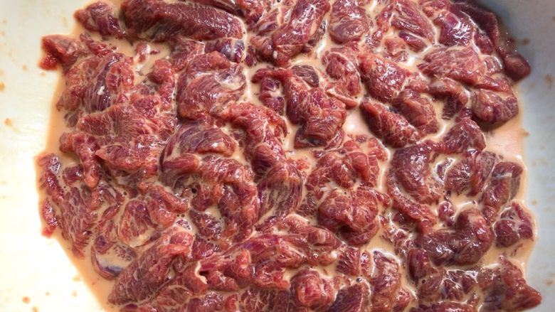 香嫩牛肉面,顺时针搅拌至上劲(这样做出来的牛肉比较好吃)腌制10分钟