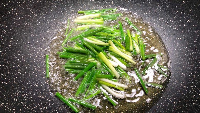 香嫩牛肉面,锅里放入适量油,放入葱段,中火慢慢炸葱油