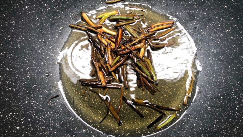 香嫩牛肉面,炸到这样就可以了,把葱段挑出来丢掉,留葱油