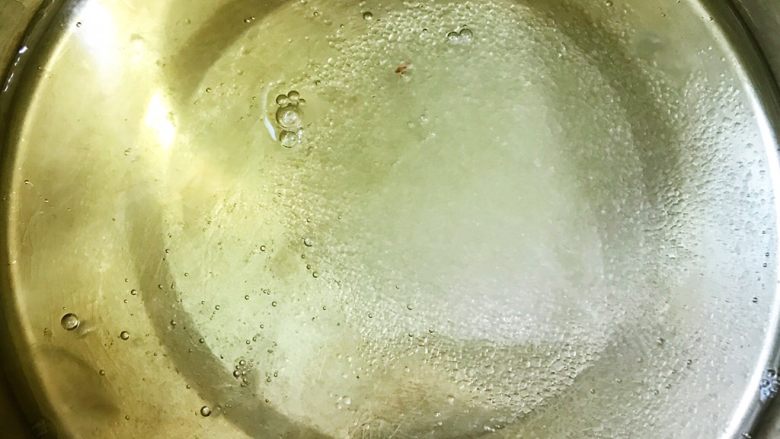 无油榴莲轻芝士蛋糕,分离出来的蛋清放入无油无水的盆里,加入20克白糖