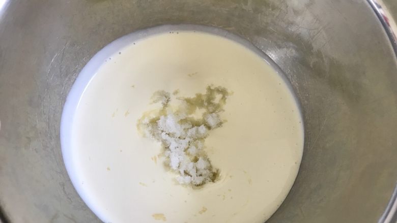 10寸红丝绒蛋糕,然后把用于裱花的淡奶油其中的100克加白砂糖隔热水融化搅拌,至无颗粒。