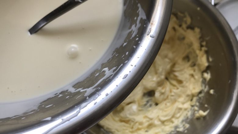 10寸红丝绒蛋糕,这时候分次把淡奶油加入到打发好的黄油中打发均匀,直至淡奶油都加入黄油中。