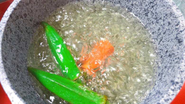 【宝宝辅食】秋葵杂蔬疙瘩汤,秋葵焯水2分钟捞出,胡萝卜继续焯水2分钟