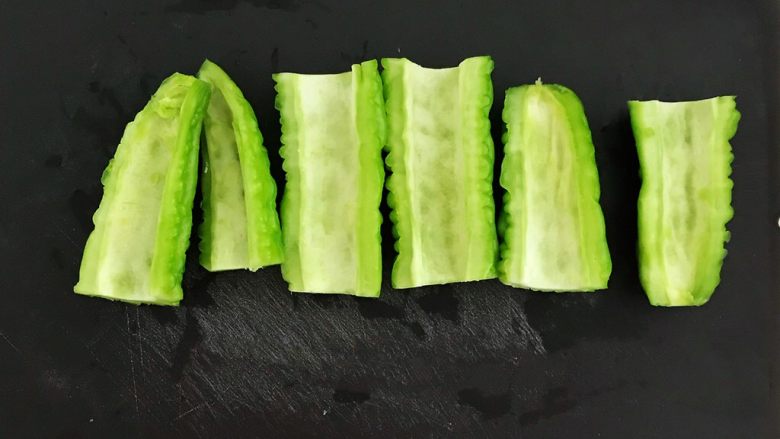10分钟快手菜 豆豉苦瓜,掏出苦瓜籽