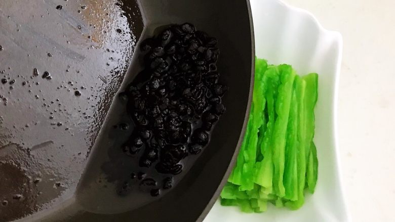 10分钟快手菜 豆豉苦瓜,把炒好的豆豉浇到苦瓜上