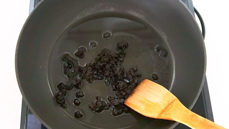 10分钟快手菜 豆豉苦瓜,油温7分热的时候加入豆豉