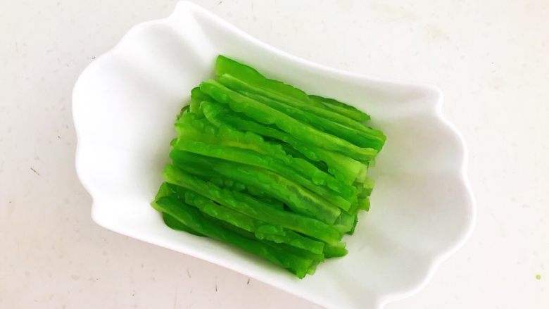 10分钟快手菜 豆豉苦瓜,把焯好的苦瓜切成小条,放入盘中
