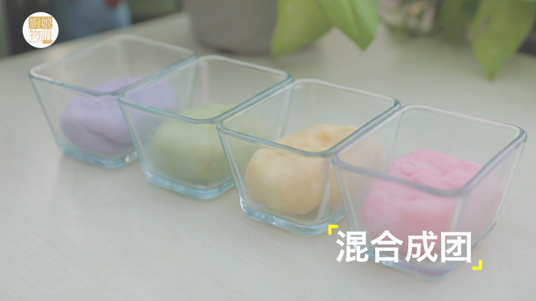 轻松get最少女的4款月饼做法「厨娘物语」,分别加入50ml沸水搅拌均匀,混合成面团备用。