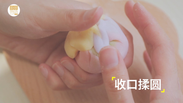 轻松get最少女的4款月饼做法「厨娘物语」,包入25g金沙奶黄馅,收口揉圆,
