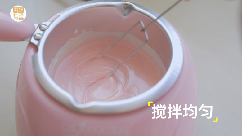 轻松get最少女的4款月饼做法「厨娘物语」,150g白巧克力加热融化,加入1g火龙果粉搅拌均匀。