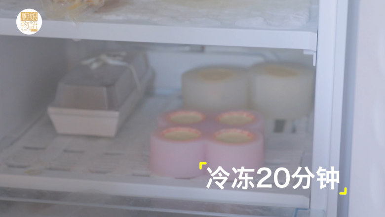 轻松get最少女的4款月饼做法「厨娘物语」,挤入微微软化的冰淇淋,放入冷冻20分钟。(不要完全挤满哦,要留一些空间给巧克力封底)