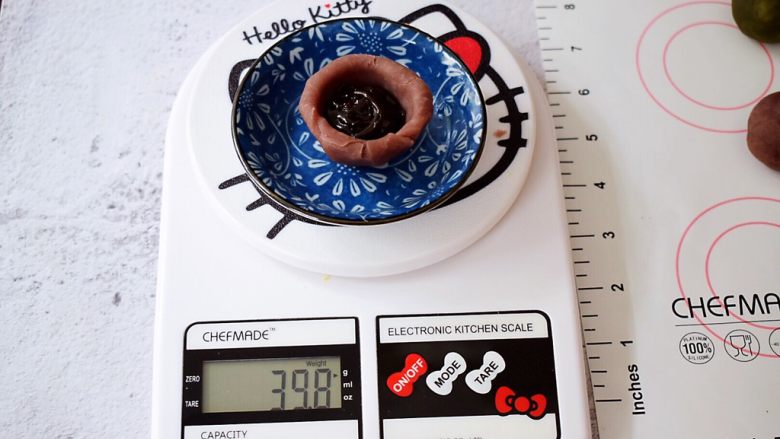 桃山皮流心月饼,把馅料做出杯的形状,然后把流心馅挤入,大概为6克左右,加上馅料共为40克