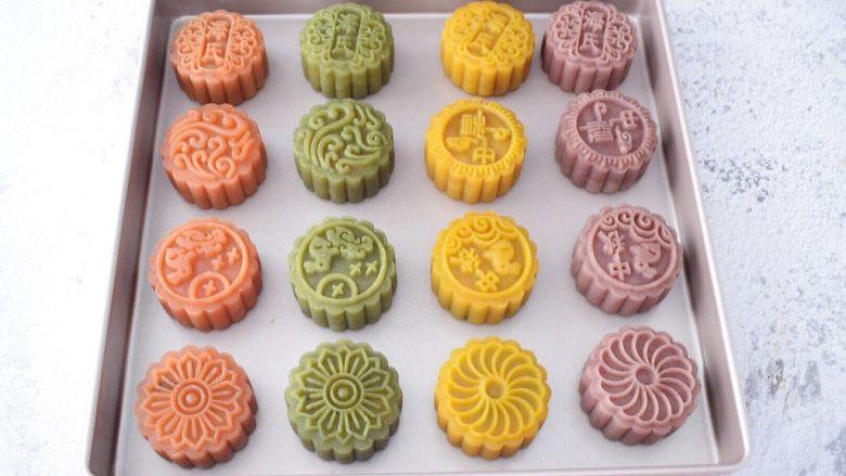 桃山皮流心月饼,倒扣在烤盘上,稍微用力的按压出来