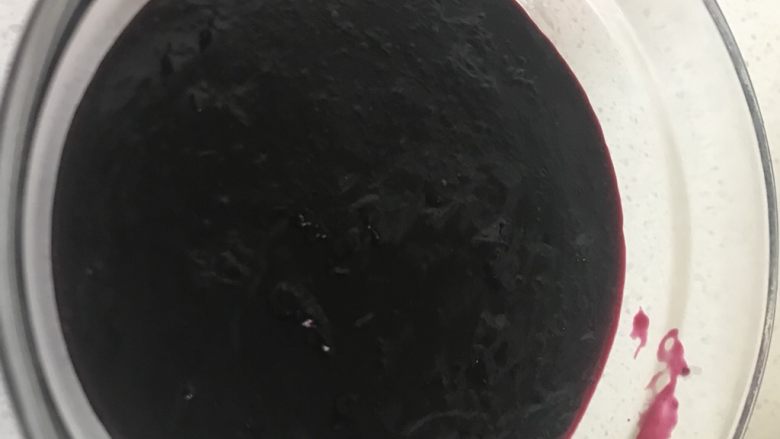 薯蓉鲜虾、蓝莓、榴莲三拼披萨,这就是熬好的蓝莓酱。