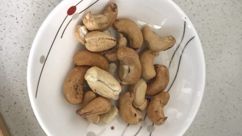薯蓉鲜虾、蓝莓、榴莲三拼披萨,腰果待最后铺上就行。