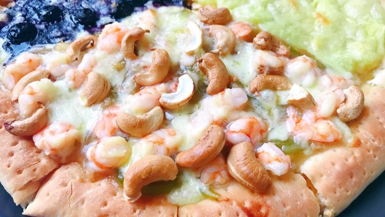 薯蓉鲜虾、蓝莓、榴莲三拼披萨,近图。