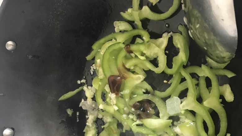 薯蓉鲜虾、蓝莓、榴莲三拼披萨,加入虾末,炒均匀,加盐,蚝油炒匀。