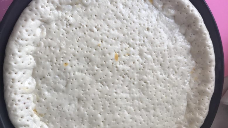 薯蓉鲜虾、蓝莓、榴莲三拼披萨,用牙签扎成很多洞,这样可以使披萨饼在烤的时候受热均匀不至于哪里鼓起来。