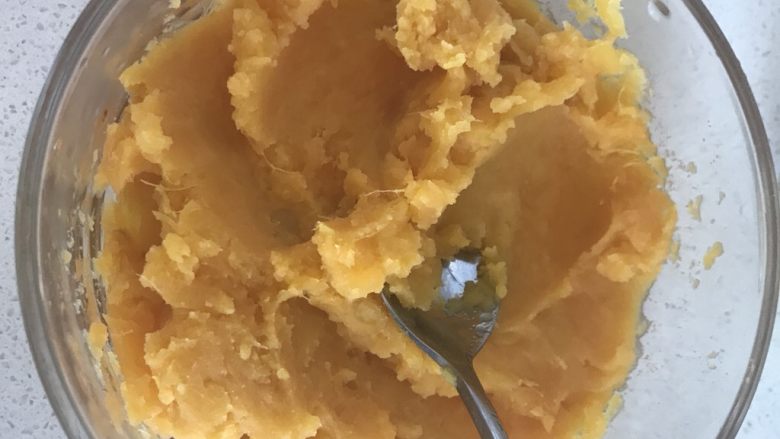薯蓉鲜虾、蓝莓、榴莲三拼披萨,地瓜蒸熟用勺子捣成薯绒。