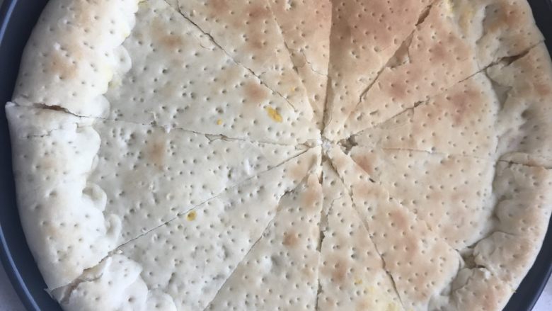 薯蓉鲜虾、蓝莓、榴莲三拼披萨,然后待饼皮二次发酵后放入预热好的烤箱200度20分钟左右,刚刚上色就可以拿出来用刀切好块。
