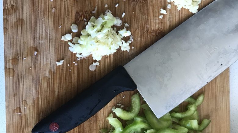 薯蓉鲜虾、蓝莓、榴莲三拼披萨,搅拌面团的时候可以制作披萨上的各种材料。先做<a style='color:red;display:inline-block;' href='/shicai/ 301'>鲜虾</a>酱,切好洋葱,蒜末,将两根虾切成末,青椒切条,然后爆锅,加入青椒炒。