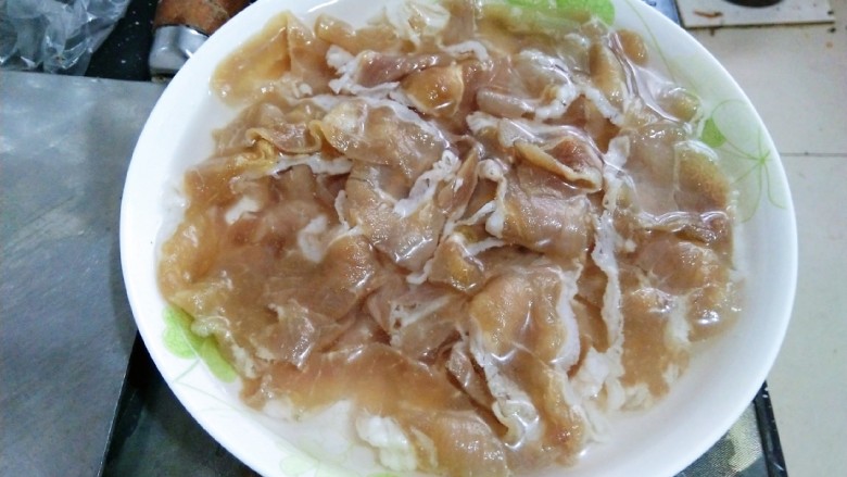 蘑菇抱蛋,捞出牛肉,清水冲洗干净,捏去水分。(不是偷吃啊,老贱好奇夹了一片清洗过的牛肉卷,虽鲜嫩无比,然水分太多)