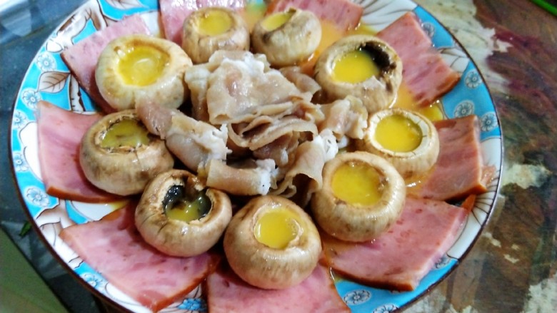 蘑菇抱蛋,火腿肉做底,口蘑摆好,将蛋液滑入口蘑中(初做之时,老贱竟天真起来,以筷子夹口蘑当勺子尽数舀取蛋液,此乃教训)。剩余蛋液沿边浇入盘底(事后想想,混入牛肉卷岂不甚好?)。然后摆放牛肉卷,调汁均匀淋入盘中,随后上锅蒸。
