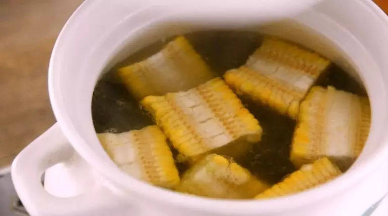 冬瓜排骨玉米汤,解热解毒又营养补钙!,关盖大火煮5分钟,放入玉米