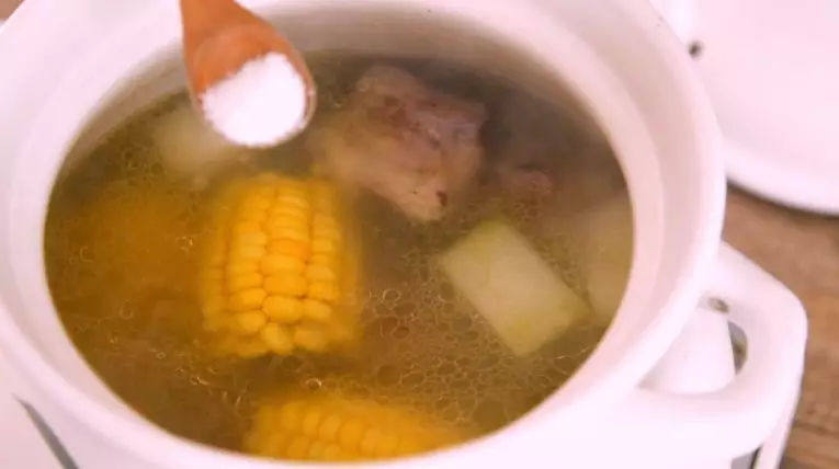 冬瓜排骨玉米汤,解热解毒又营养补钙!,冬瓜断生后,加入盐调味即可