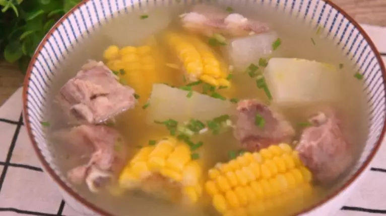 冬瓜排骨玉米汤,解热解毒又营养补钙!,出锅撒上葱花点缀下~!