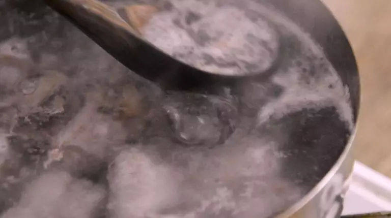 冬瓜排骨玉米汤,解热解毒又营养补钙!,排骨冷水下锅,煮开后撇去浮沫,捞出备用