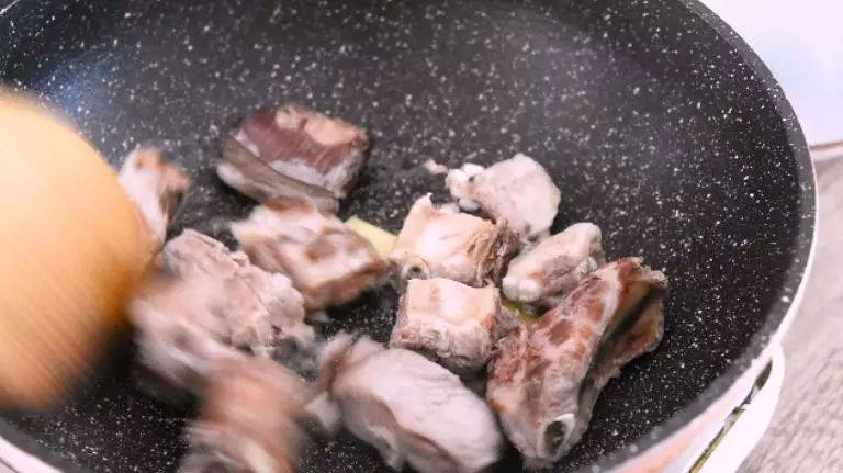 冬瓜排骨玉米汤,解热解毒又营养补钙!,油锅下姜片爆香,再下排骨煸炒至略深色