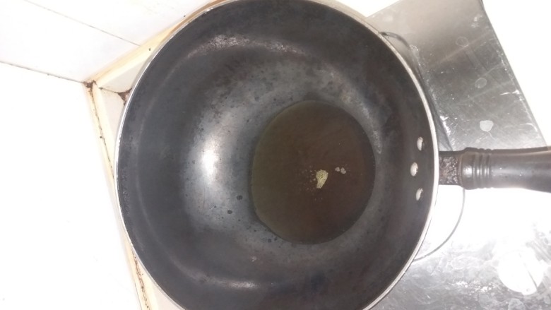 樱桃肉,热火倒入油,烧制7成热。