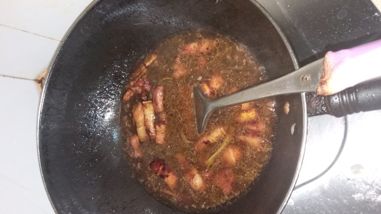 樱桃肉,加入100克清水,大火烧开。