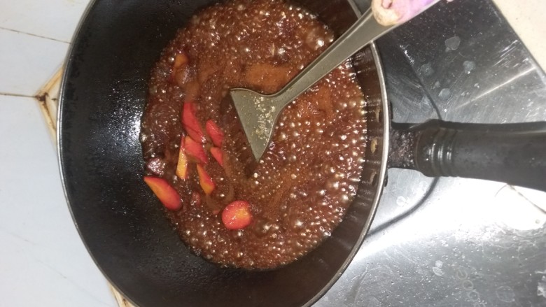 樱桃肉,当锅中满布小泡泡后,需不听搅动,避免糊锅。