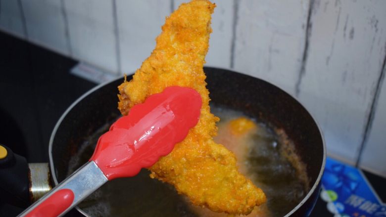 香酥黄金大鸡排,小火炸至淡黄色,捞出控温