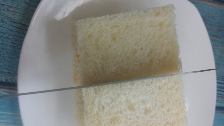 鸡蛋火腿肠沙拉三明治,然后切两半。
