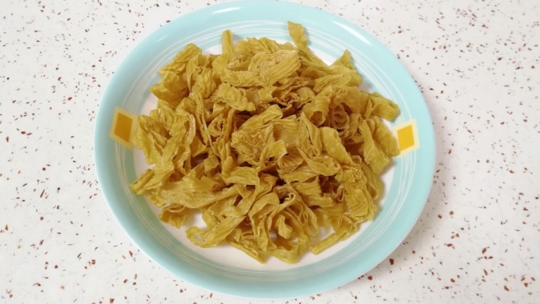 辣椒酱炒豆筋,先来认识一下豆筋:一种豆制品，需要泡发以后才能做，口感跟油豆皮差不多，但是比油豆皮筋道。