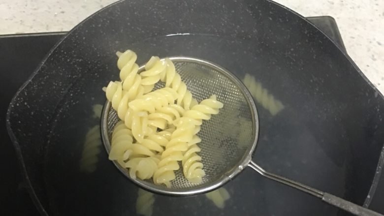 鸡胸肉茄汁意面,1️⃣ 意面放入沸水中煮10min左右,捞出过冷水备用。
